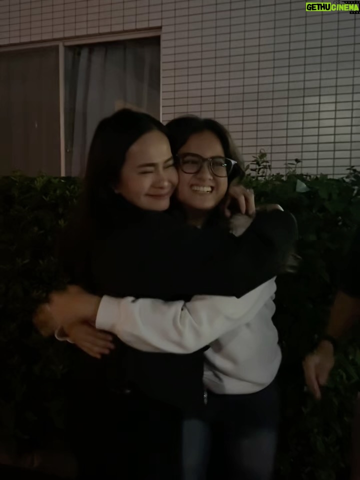 Ersa Mayori - 6.1K Likes - Ternyata begini rasanya melepas anak di negeri orang.. Galau, tapi excited dengan perjalanan barunya. Bersyukur, tapi khawatirnya juga ada. Ngga mau nangis, tapi air mata netes juga. Bismillah.. demi masa depannya 🥹🙏🏻

Take care @vrnaiska sayangku. See you again, soon. Love you so much! 🫶🏻❤️