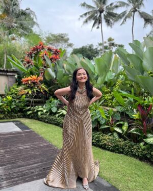 Ersa Mayori Instagram - Kadang mau posting tapi bingung caption apa. Ada yg suka gitu? 🫣
Tapi kusuka sekali sama gaun pleats cantik dari @ernestoabram dan hair do @emma_augustine77 ini ❤️