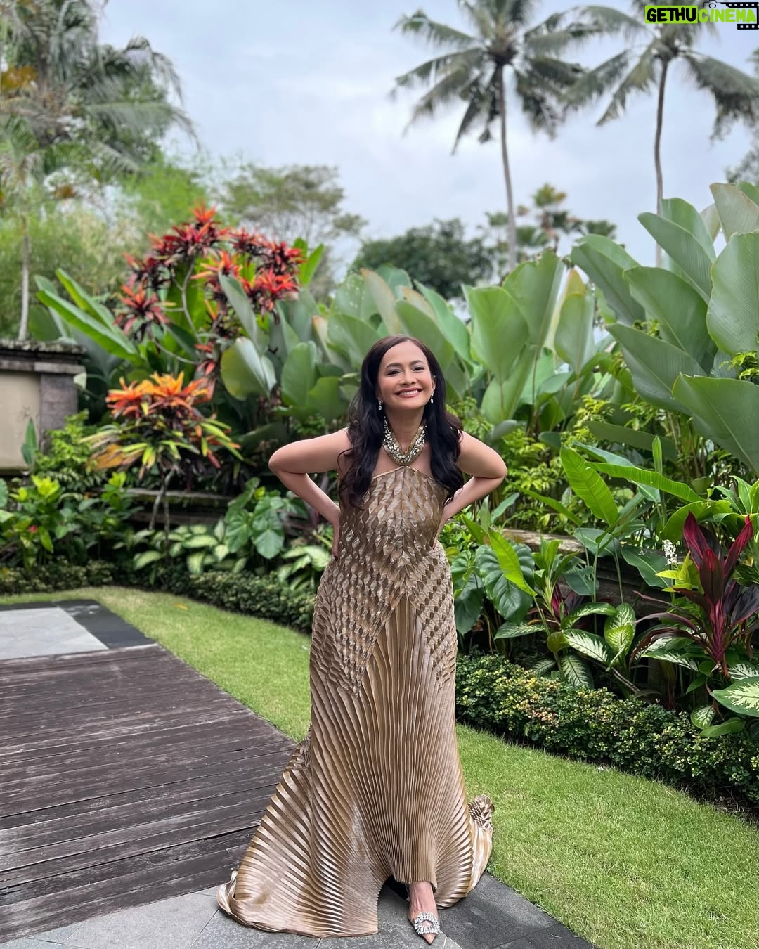 Ersa Mayori - 3.9K Likes - Kadang mau posting tapi bingung caption apa. Ada yg suka gitu? 🫣

Tapi kusuka sekali sama gaun pleats cantik dari @ernestoabram dan hair do @emma_augustine77 ini ❤️