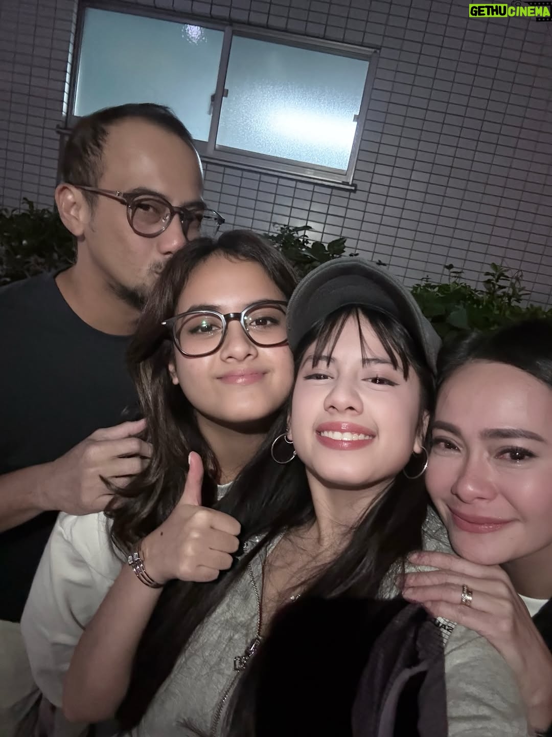 Ersa Mayori - 6.1K Likes - Ternyata begini rasanya melepas anak di negeri orang.. Galau, tapi excited dengan perjalanan barunya. Bersyukur, tapi khawatirnya juga ada. Ngga mau nangis, tapi air mata netes juga. Bismillah.. demi masa depannya 🥹🙏🏻

Take care @vrnaiska sayangku. See you again, soon. Love you so much! 🫶🏻❤️