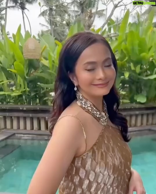 Ersa Mayori - 3.9K Likes - Kadang mau posting tapi bingung caption apa. Ada yg suka gitu? 🫣

Tapi kusuka sekali sama gaun pleats cantik dari @ernestoabram dan hair do @emma_augustine77 ini ❤️