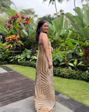 Ersa Mayori Instagram - Kadang mau posting tapi bingung caption apa. Ada yg suka gitu? 🫣
Tapi kusuka sekali sama gaun pleats cantik dari @ernestoabram dan hair do @emma_augustine77 ini ❤️