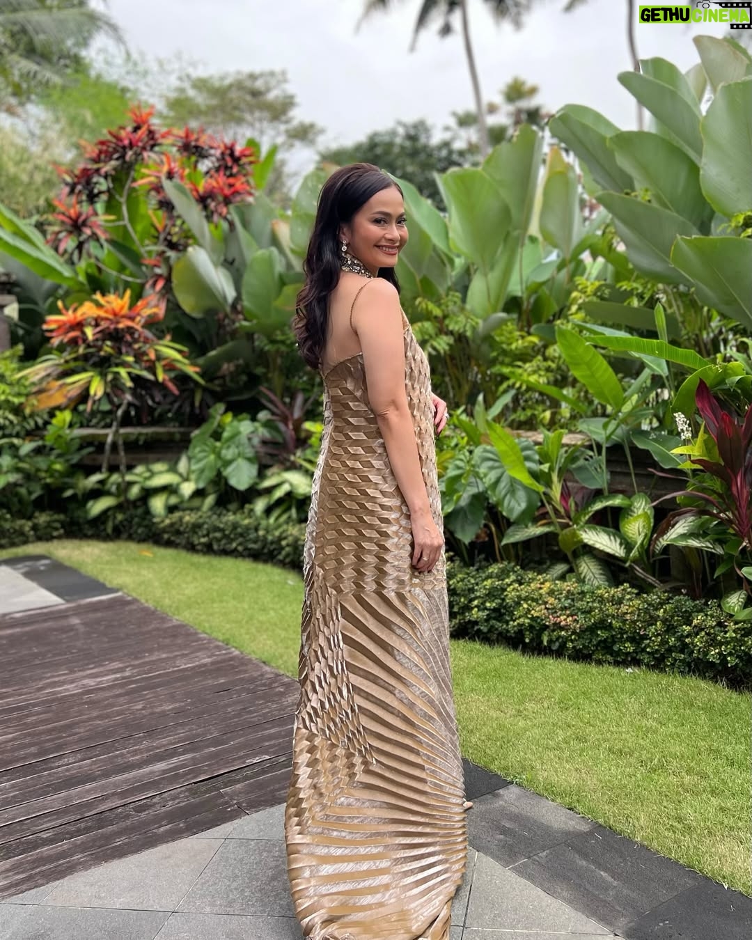 Ersa Mayori - 3.9K Likes - Kadang mau posting tapi bingung caption apa. Ada yg suka gitu? 🫣

Tapi kusuka sekali sama gaun pleats cantik dari @ernestoabram dan hair do @emma_augustine77 ini ❤️