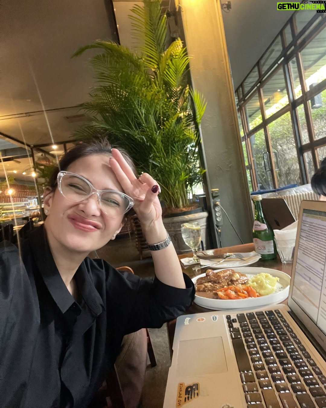 Ersa Mayori - 2.7K Likes - Ke cafe kongkow ❌
Ke cafe nugas ✅

Dari minggu lalu berkutat depan laptop karena lagi midtest. Terinspirasi dari anak-anak, akhirnya nyoba nugas di cafe biar ganti suasana. Ternyata seru juga haha. 

Ada yang anaknya suka nugas di cafe juga? Coba spill dong, tempat favorit kalian buat kerja atau bikin tugas 😊

#PostGradLyfe
