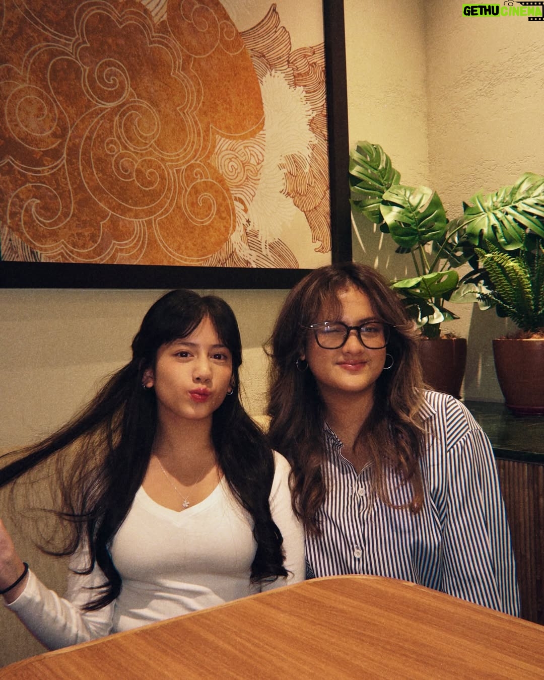 Ersa Mayori - 5.8K Likes - Puas-puasin quality time sebelum Kika balik ke Bandung lagi. Libur semester udah selesai. Balik LDR lagi deh!

Buibu LDR apa kabarnya? Anak-anak udah pada masuk kuliah? Sabar-sabar nahan kangen lagi ya kita 😀

Pengen tau deh, siapa disini yang anaknya berencana kuliah di luar kota atau bahkan luar negeri tahun ini? Pasti udah mulai persiapan dong, ya.. 

Jangan lupa siapin hati juga untuk melepas anak jauh dari rumah ya buibu.. Karena terkadang, anaknya siap, orangtuanya yang mellow 🥰