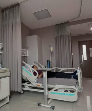 Ersa Mayori Instagram - Bulan puasa di rumah sakit 🥹
Beberapa hari kemaren @otto_djauhari tiba-tiba demam tinggi sampe harus dirawat. Pdhl udah semangat dengan berbagai rencana di bulan Ramadhan, eeh ternyata disuruh istirahat dulu. Alhamdulillah sekarang udah boleh pulang untuk lanjut pemulihan di rumah 🙏🏻
Jaga kesehatan ya teman-teman. Terutama bagi yang berpuasa, konsumsi air putih jangan sampe kurang. Sehat-sehat semua!