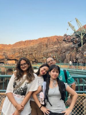 Ersa Mayori Instagram - Never too old for Disney ❤️
Sempet re-create foto 9 tahun lalu di spot yang sama. Kika Ulla makin menjulang, Mama Papap makin berkerut haha. Happy-nya tetep sama, cuma pegelnya aja yang makin berasa 🤣🤣🤣
