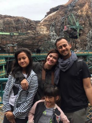 Ersa Mayori Instagram - Never too old for Disney ❤️
Sempet re-create foto 9 tahun lalu di spot yang sama. Kika Ulla makin menjulang, Mama Papap makin berkerut haha. Happy-nya tetep sama, cuma pegelnya aja yang makin berasa 🤣🤣🤣