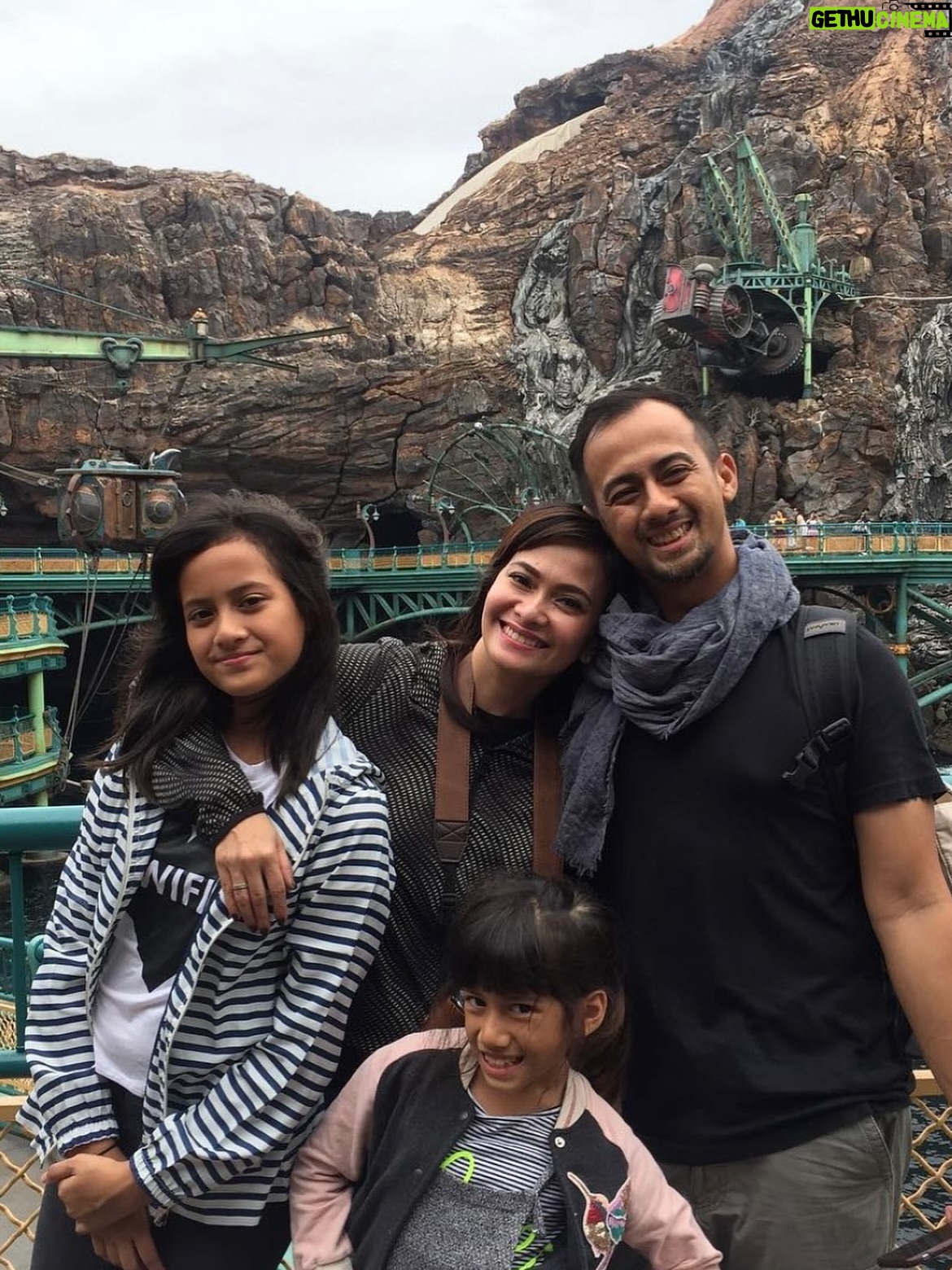 Ersa Mayori - 2.2K Likes - Never too old for Disney ❤️

Sempet re-create foto 9 tahun lalu di spot yang sama. Kika Ulla makin menjulang, Mama Papap makin berkerut haha. Happy-nya tetep sama, cuma pegelnya aja yang makin berasa 🤣🤣🤣