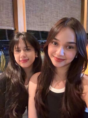 Ersa Mayori Instagram - Dua generasi, satu frekuensi 🫶🏻
Ngeliat dua gadis ini, langsung keinget jaman remaja. Dulu, mama-mamanya mulai temenan dari seumuran mereka gini. Bahkan lebih muda lagi kayanya hehe. Waktu ngebut amat ya jalannya? 😄