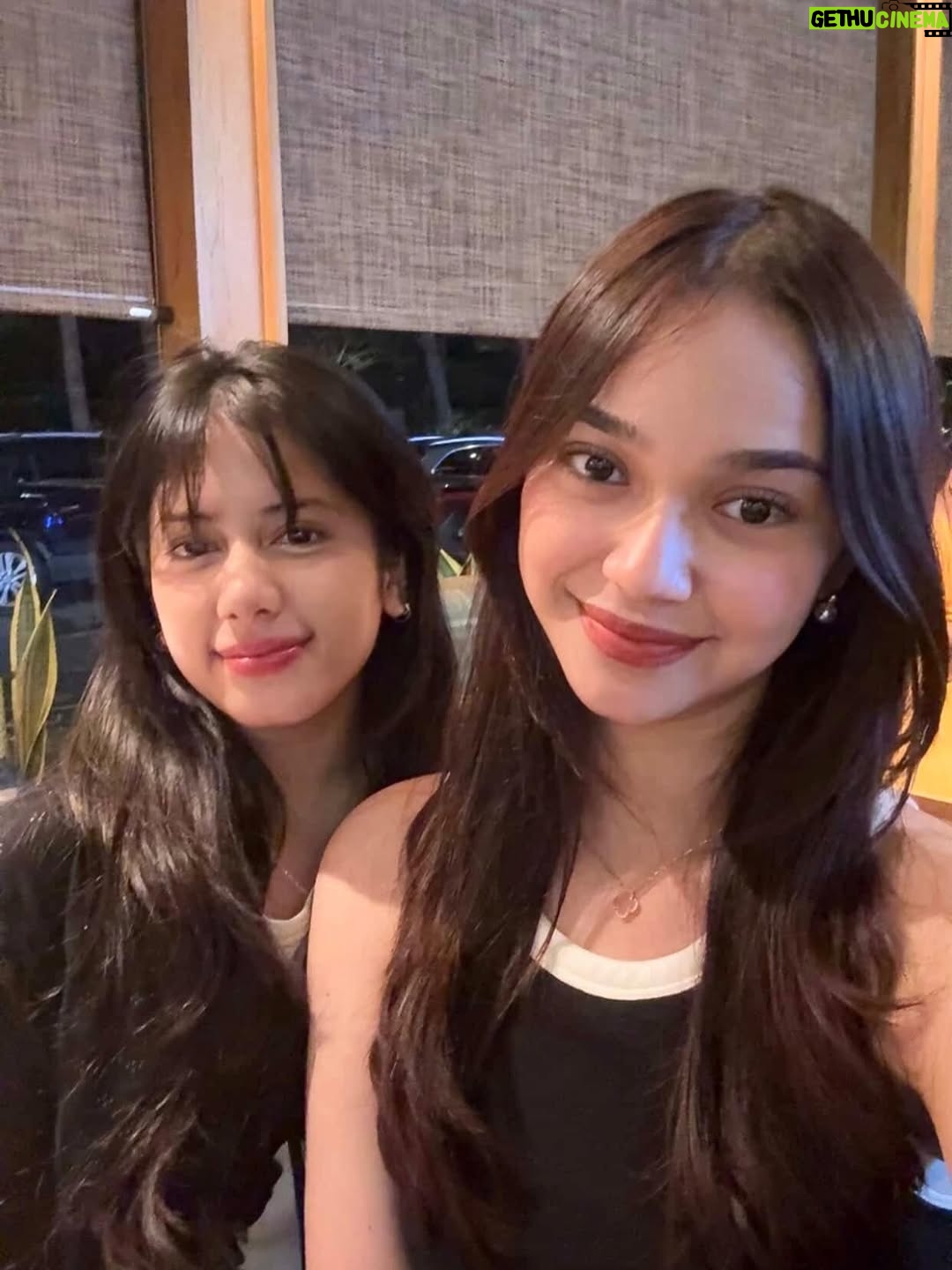 Ersa Mayori - 5.8K Likes - Dua generasi, satu frekuensi 🫶🏻

Ngeliat dua gadis ini, langsung keinget jaman remaja. Dulu, mama-mamanya mulai temenan dari seumuran mereka gini. Bahkan lebih muda lagi kayanya hehe. Waktu ngebut amat ya jalannya? 😄