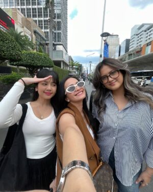 Ersa Mayori Instagram - Puas-puasin quality time sebelum Kika balik ke Bandung lagi. Libur semester udah selesai. Balik LDR lagi deh!
Buibu LDR apa kabarnya? Anak-anak udah pada masuk kuliah? Sabar-sabar nahan kangen lagi ya kita 😀
Pengen tau deh, siapa disini yang anaknya berencana kuliah di luar kota atau bahkan luar negeri tahun ini? Pasti udah mulai persiapan dong, ya..
Jangan lupa siapin hati juga untuk melepas anak jauh dari rumah ya buibu.. Karena terkadang, anaknya siap, orangtuanya yang mellow 🥰