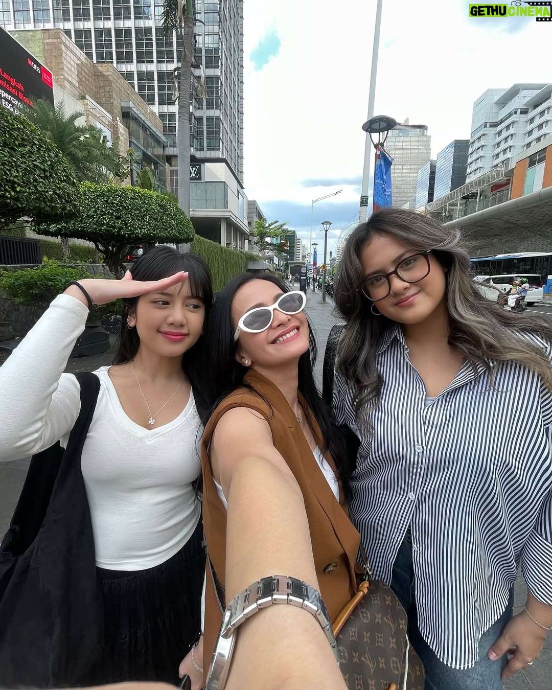 Ersa Mayori - 5.8K Likes - Puas-puasin quality time sebelum Kika balik ke Bandung lagi. Libur semester udah selesai. Balik LDR lagi deh!

Buibu LDR apa kabarnya? Anak-anak udah pada masuk kuliah? Sabar-sabar nahan kangen lagi ya kita 😀

Pengen tau deh, siapa disini yang anaknya berencana kuliah di luar kota atau bahkan luar negeri tahun ini? Pasti udah mulai persiapan dong, ya.. 

Jangan lupa siapin hati juga untuk melepas anak jauh dari rumah ya buibu.. Karena terkadang, anaknya siap, orangtuanya yang mellow 🥰