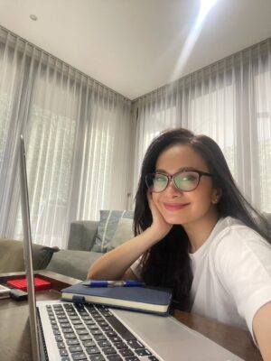 Ersa Mayori Instagram - Umur segini masih berkutat sama tugas kuliah, thesis, dan jurnal. Mantap! 🤩
Btw, keputusanku untuk kuliah lagi ternyata dapet macem-macem respons. Ada yang kaget, ada yang bilang terinspirasi, ada juga yang jadi curhat—pengen kuliah lagi, tapi ngga pede karena ngerasa udah tua.
Tenang, aku pun sama! Pas mau daftar kuliah jujur ngga pede banget. Bisa ngga ya? Apalagi terakhir kuliah 20 tahun lalu.
Tapi, semua keraguan itu ngga bakal ada jawabannya kalau ngga dicoba. And I’m so glad I did. Ngga terasa, sekarang aku udah jalanin lebih dari setengah perjalanan S2 😊
Perjalanannya emang ngga mudah, tapi bukan berarti ngga bisa. Yang pasti, jangan membatasi diri hanya karena umur. Selama masih ada kemauan dan kesempatan, kata aku sih gas aja! 💪🏻
Kapan-kapan aku coba sharing ya perjalanan dan tantangan kuliah lagi. Siapa tau bisa nyemangatin kalian (dan diri sendiri tentunya) hehe.
Pengen tau deh, disini ada yang punya keinginan untuk sekolah lagi? Mau belajar apa?
#PostGradLyfe