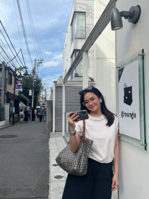 Ersa Mayori Instagram - Ngurus anak kuliah sementara ibunya kuliah juga. Gini deh jadinya… Colongan bikin tugas, ngerjain quiz, dan ikut kelas online di tengah kerepotan urus keperluan Kika kuliah di Jepang. Emang ya, ibu-ibu tuh kalo udah kepepet apa juga bisa haha. Kuncinya satu sih, internet harus lancar!
Untung banget bawa modem @javamifi yang selalu jadi andalan aku tiap travelling. Koneksi aman, sinyal stabil banget! Bahkan sekarang @javaesim kecepatan internetnya Ultra High Speed dan True Unlimited. Mau kuliah online, akses maps, update sosmed, sampe streaming ngga khawatir kehabisan kuota. Aman banget! 👌
#YangPastiJavaeSIM #JavaeSIMUltraHighSpeed