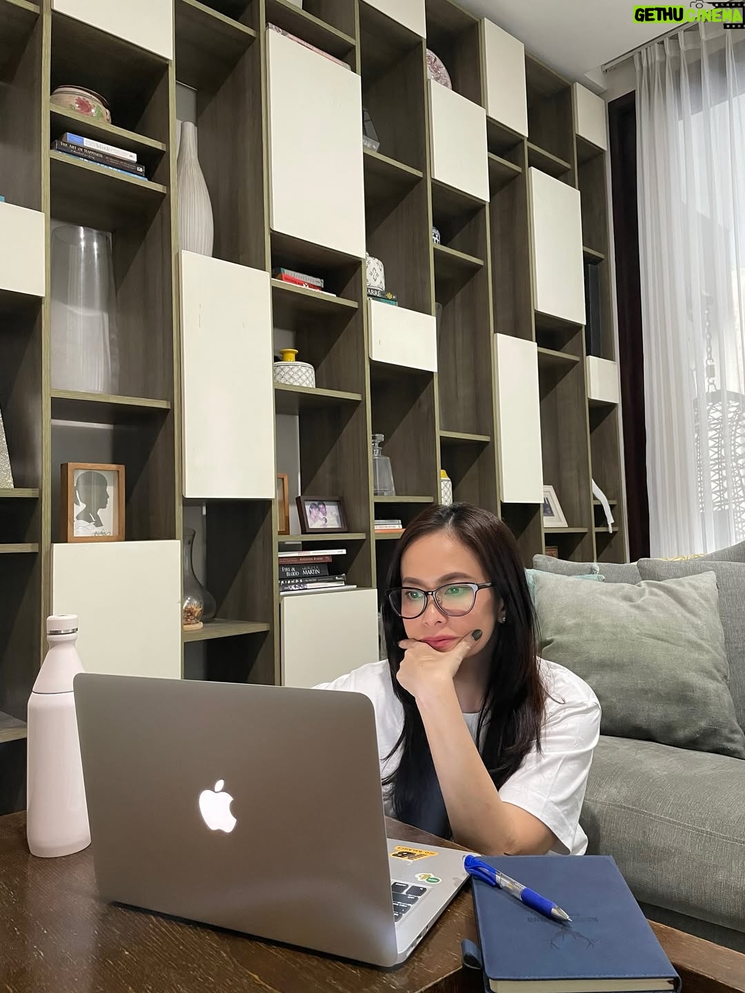 Ersa Mayori - 4.5K Likes - Umur segini masih berkutat sama tugas kuliah, thesis, dan jurnal. Mantap! 🤩

Btw, keputusanku untuk kuliah lagi ternyata dapet macem-macem respons. Ada yang kaget, ada yang bilang terinspirasi, ada juga yang jadi curhat—pengen kuliah lagi, tapi ngga pede karena ngerasa udah tua.

Tenang, aku pun sama! Pas mau daftar kuliah jujur ngga pede banget. Bisa ngga ya? Apalagi terakhir kuliah 20 tahun lalu.

Tapi, semua keraguan itu ngga bakal ada jawabannya kalau ngga dicoba. And I’m so glad I did. Ngga terasa, sekarang aku udah jalanin lebih dari setengah perjalanan S2 😊

Perjalanannya emang ngga mudah, tapi bukan berarti ngga bisa. Yang pasti, jangan membatasi diri hanya karena umur. Selama masih ada kemauan dan kesempatan, kata aku sih gas aja! 💪🏻

Kapan-kapan aku coba sharing ya perjalanan dan tantangan kuliah lagi. Siapa tau bisa nyemangatin kalian (dan diri sendiri tentunya) hehe.

Pengen tau deh, disini ada yang punya keinginan untuk sekolah lagi? Mau belajar apa?

#PostGradLyfe