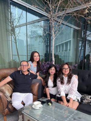 Ersa Mayori Instagram - Back together again, and that’s something worth celebrating ❤️
Waktu anak-anak kecil, tiap libur sekolah mayan pusing karena harus puter otak cari aktivitas. Giliran anak udh gede, kuliah diluar kota, momen liburan selalu ditunggu-tunggu! Karena artinya, bisa pulang ke rumah kumpul bareng lagi. Betul begitu, buibu? 😄
Buat para mama LDR, selamat menikmati waktu kruntelan sama anak-anak 🫶🏻