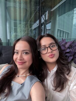 Ersa Mayori Instagram - Back together again, and that’s something worth celebrating ❤️
Waktu anak-anak kecil, tiap libur sekolah mayan pusing karena harus puter otak cari aktivitas. Giliran anak udh gede, kuliah diluar kota, momen liburan selalu ditunggu-tunggu! Karena artinya, bisa pulang ke rumah kumpul bareng lagi. Betul begitu, buibu? 😄
Buat para mama LDR, selamat menikmati waktu kruntelan sama anak-anak 🫶🏻