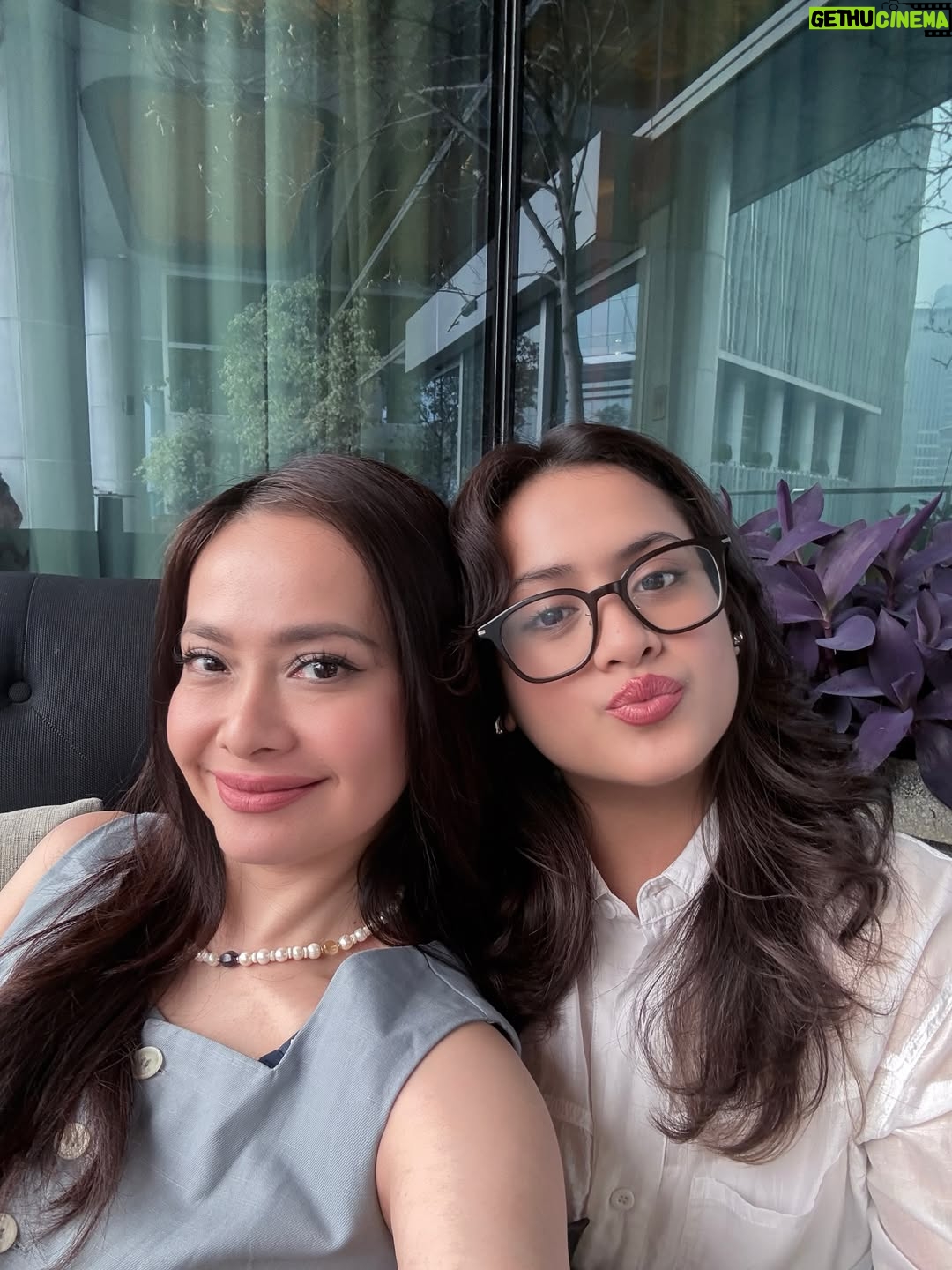 Ersa Mayori - 2.8K Likes - Back together again, and that’s something worth celebrating ❤️

Waktu anak-anak kecil, tiap libur sekolah mayan pusing karena harus puter otak cari aktivitas. Giliran anak udh gede, kuliah diluar kota, momen liburan selalu ditunggu-tunggu! Karena artinya, bisa pulang ke rumah kumpul bareng lagi. Betul begitu, buibu? 😄

Buat para mama LDR, selamat menikmati waktu kruntelan sama anak-anak 🫶🏻