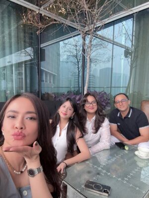 Ersa Mayori Instagram - Back together again, and that’s something worth celebrating ❤️
Waktu anak-anak kecil, tiap libur sekolah mayan pusing karena harus puter otak cari aktivitas. Giliran anak udh gede, kuliah diluar kota, momen liburan selalu ditunggu-tunggu! Karena artinya, bisa pulang ke rumah kumpul bareng lagi. Betul begitu, buibu? 😄
Buat para mama LDR, selamat menikmati waktu kruntelan sama anak-anak 🫶🏻