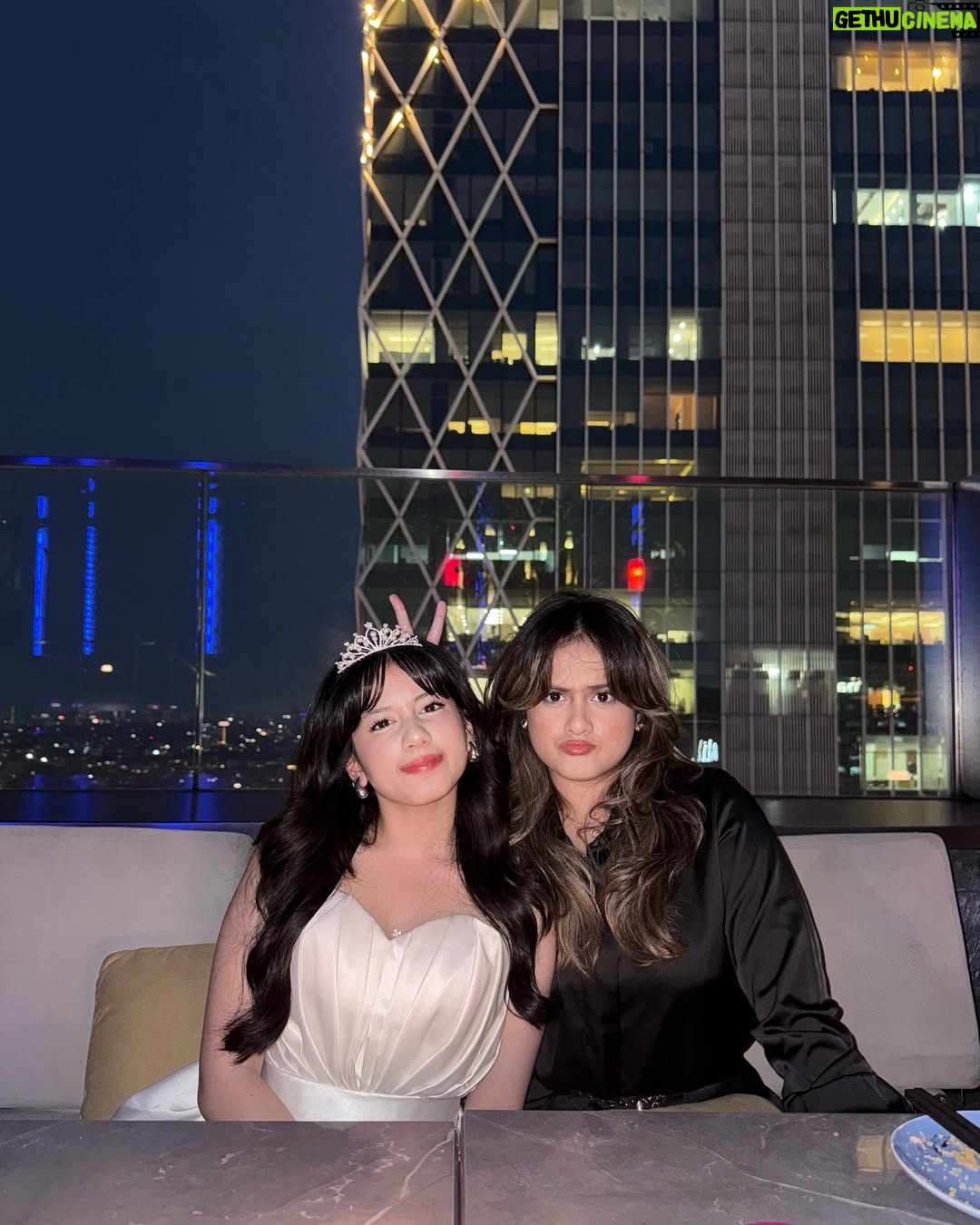 Ersa Mayori - 3.7K Likes - Birthday dinner @talullahmalaika ❤️

Rasanya kemaren dia masih bayi, tiba-tiba sekarang udah punya KTP huhu 🥹

Makasih Kika @vrnaiska udah sempetin balik ke Jakarta buat adeknya yang request rayain sweet seventeen bareng keluarga 😘