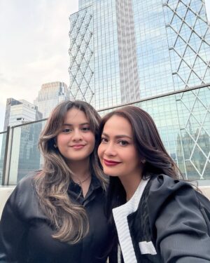 Ersa Mayori Instagram - Birthday dinner @talullahmalaika ❤️
Rasanya kemaren dia masih bayi, tiba-tiba sekarang udah punya KTP huhu 🥹
Makasih Kika @vrnaiska udah sempetin balik ke Jakarta buat adeknya yang request rayain sweet seventeen bareng keluarga 😘