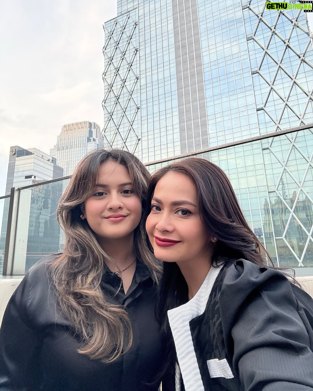 Ersa Mayori - 3.7K Likes - Birthday dinner @talullahmalaika ❤️

Rasanya kemaren dia masih bayi, tiba-tiba sekarang udah punya KTP huhu 🥹

Makasih Kika @vrnaiska udah sempetin balik ke Jakarta buat adeknya yang request rayain sweet seventeen bareng keluarga 😘