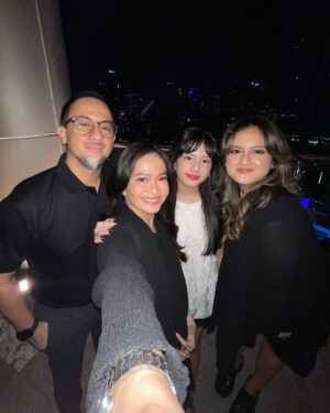 Ersa Mayori Instagram - Birthday dinner @talullahmalaika ❤️
Rasanya kemaren dia masih bayi, tiba-tiba sekarang udah punya KTP huhu 🥹
Makasih Kika @vrnaiska udah sempetin balik ke Jakarta buat adeknya yang request rayain sweet seventeen bareng keluarga 😘