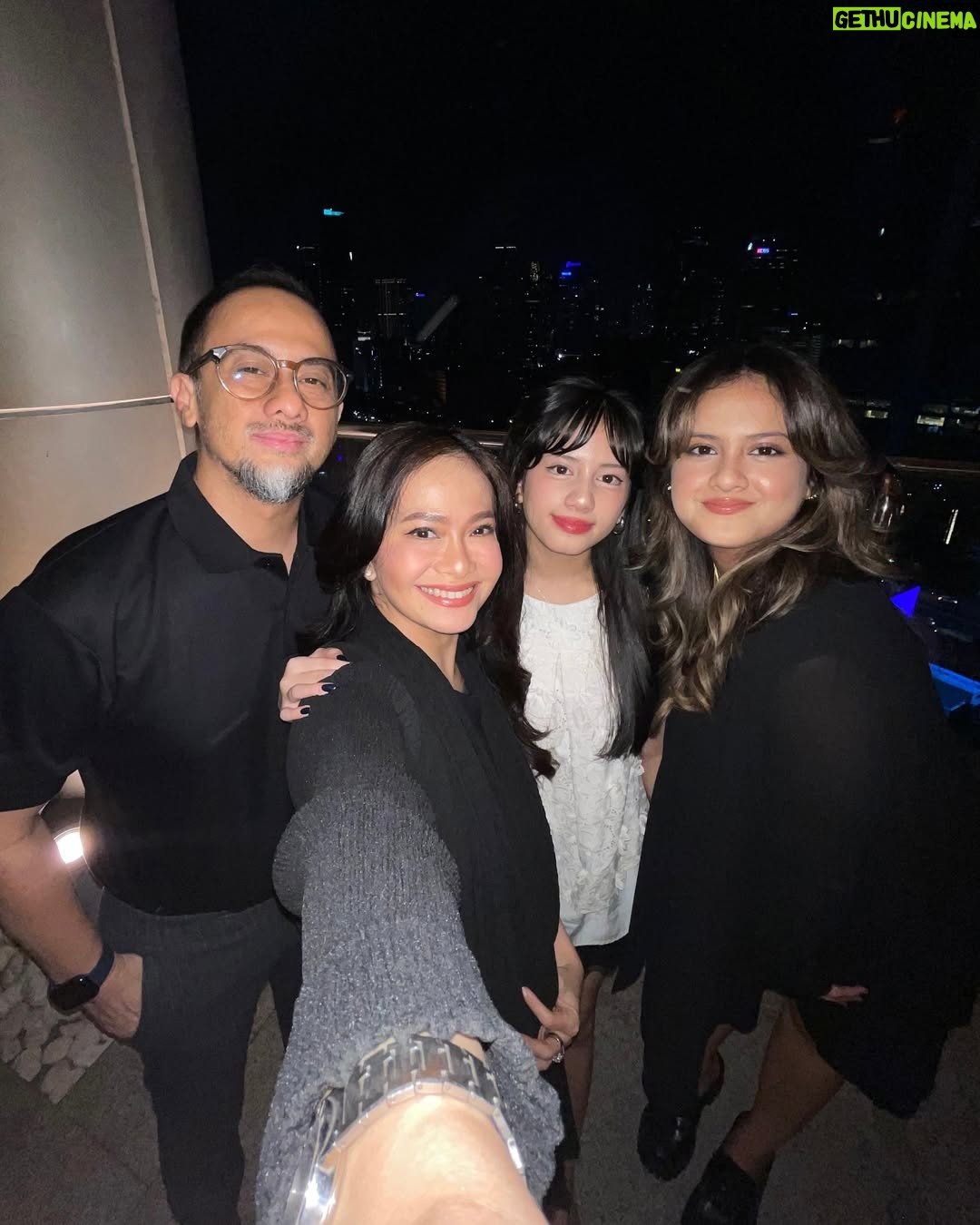 Ersa Mayori - 3.7K Likes - Birthday dinner @talullahmalaika ❤️

Rasanya kemaren dia masih bayi, tiba-tiba sekarang udah punya KTP huhu 🥹

Makasih Kika @vrnaiska udah sempetin balik ke Jakarta buat adeknya yang request rayain sweet seventeen bareng keluarga 😘