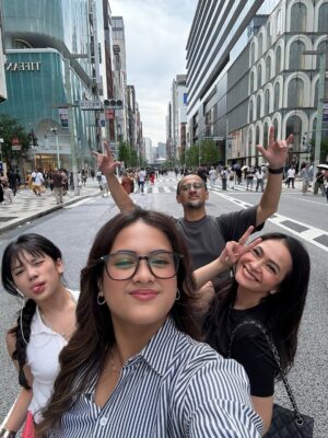 Ersa Mayori Instagram - Berempat lagi ❤️
Yang mau kuliah satu orang, yang nganterin serombongan. Kayanya lebih ke kita-nya sih yang takut kangen (plus alesan buat liburan) 🫶🏻😜