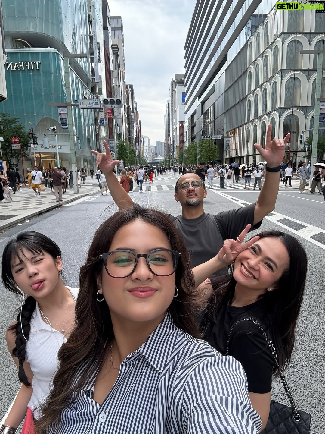 Ersa Mayori - 4.6K Likes - Berempat lagi ❤️

Yang mau kuliah satu orang, yang nganterin serombongan. Kayanya lebih ke kita-nya sih yang takut kangen (plus alesan buat liburan) 🫶🏻😜