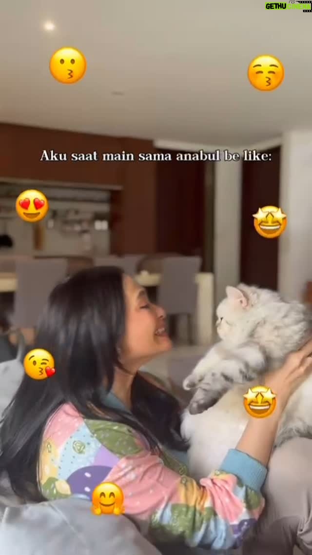 Ersa Mayori - 2.2K Likes - Ooh, jadi ini rasanya cinta bertepuk sebelah tangan 🥹🥺🥺