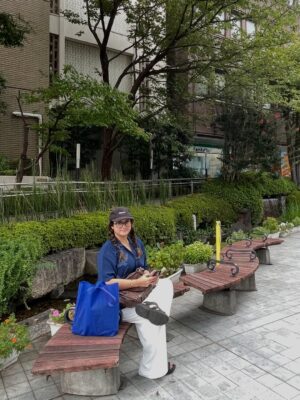 Ersa Mayori Instagram - Ohayo Gozaimasu! 🇯🇵
Trip Jepang kali ini rasanya campur aduk. Seneng, excited, tapi juga mellow karena bakal ninggalin Kika disini buat exchange program. Kalau kemaren LDR-nya Jakarta Bandung, kali ini bakal lebih jauh.
Buibu, ada yang anaknya kuliah jauh? Plis bagi tips-nya dong biar ngga mellow 😄🙏🏻