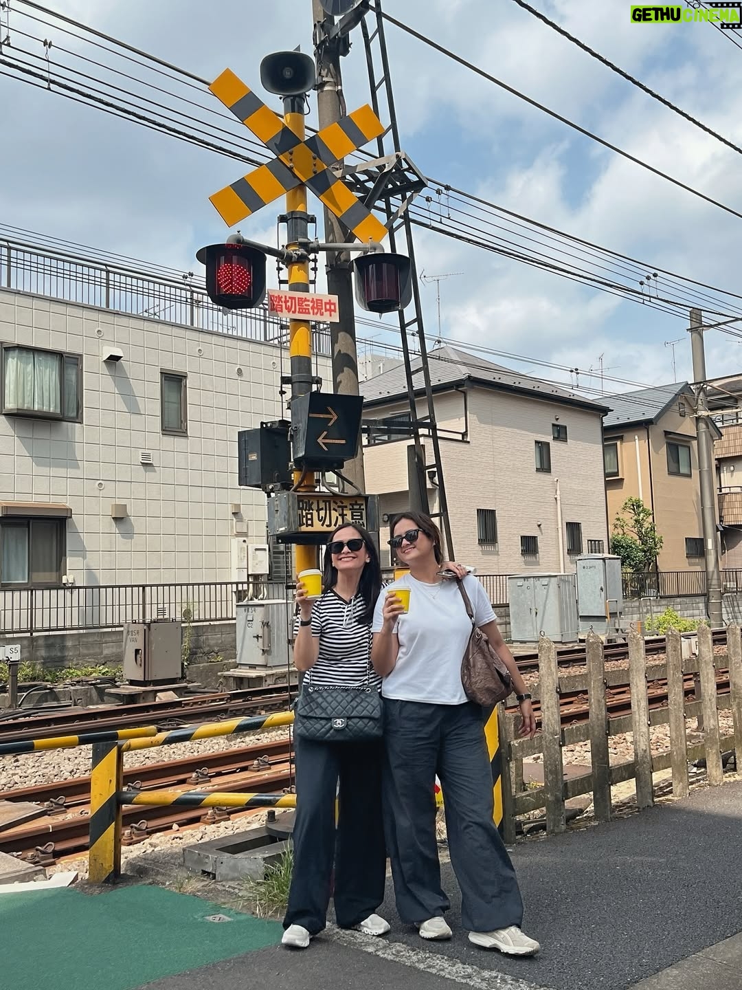 Ersa Mayori - 4.2K Likes - Ohayo Gozaimasu! 🇯🇵

Trip Jepang kali ini rasanya campur aduk. Seneng, excited, tapi juga mellow karena bakal ninggalin Kika disini buat exchange program. Kalau kemaren LDR-nya Jakarta Bandung, kali ini bakal lebih jauh.

Buibu, ada yang anaknya kuliah jauh? Plis bagi tips-nya dong biar ngga mellow 😄🙏🏻
