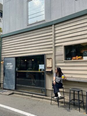 Ersa Mayori Instagram - Ohayo Gozaimasu! 🇯🇵
Trip Jepang kali ini rasanya campur aduk. Seneng, excited, tapi juga mellow karena bakal ninggalin Kika disini buat exchange program. Kalau kemaren LDR-nya Jakarta Bandung, kali ini bakal lebih jauh.
Buibu, ada yang anaknya kuliah jauh? Plis bagi tips-nya dong biar ngga mellow 😄🙏🏻