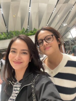 Ersa Mayori Instagram - Ohayo Gozaimasu! 🇯🇵
Trip Jepang kali ini rasanya campur aduk. Seneng, excited, tapi juga mellow karena bakal ninggalin Kika disini buat exchange program. Kalau kemaren LDR-nya Jakarta Bandung, kali ini bakal lebih jauh.
Buibu, ada yang anaknya kuliah jauh? Plis bagi tips-nya dong biar ngga mellow 😄🙏🏻