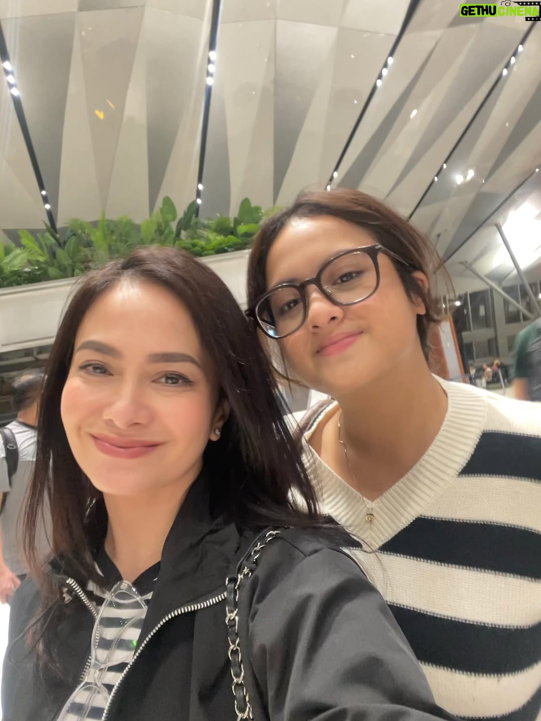 Ersa Mayori - 4.2K Likes - Ohayo Gozaimasu! 🇯🇵

Trip Jepang kali ini rasanya campur aduk. Seneng, excited, tapi juga mellow karena bakal ninggalin Kika disini buat exchange program. Kalau kemaren LDR-nya Jakarta Bandung, kali ini bakal lebih jauh.

Buibu, ada yang anaknya kuliah jauh? Plis bagi tips-nya dong biar ngga mellow 😄🙏🏻