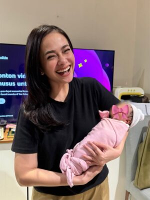 Ersa Mayori Instagram - Officially jadi Oma! 🩷
Alhamdulillah, Jumat lalu keponakanku melahirkan putri pertamanya. Baby Sana, si cantik yang jadi cicit pertama di keluarga The Yatims 👶🏻🎀
Selamat ya @alvieta @msevtiandy sayang, kalian bikin aku jadi oma-oma haha. Semoga Sana jadi anak sholehah, sehat, dan cerdas.
Enaknya Oma Echa dipanggil apa, nih? Ocha atau Macha? Pilihin dong! 🤩
