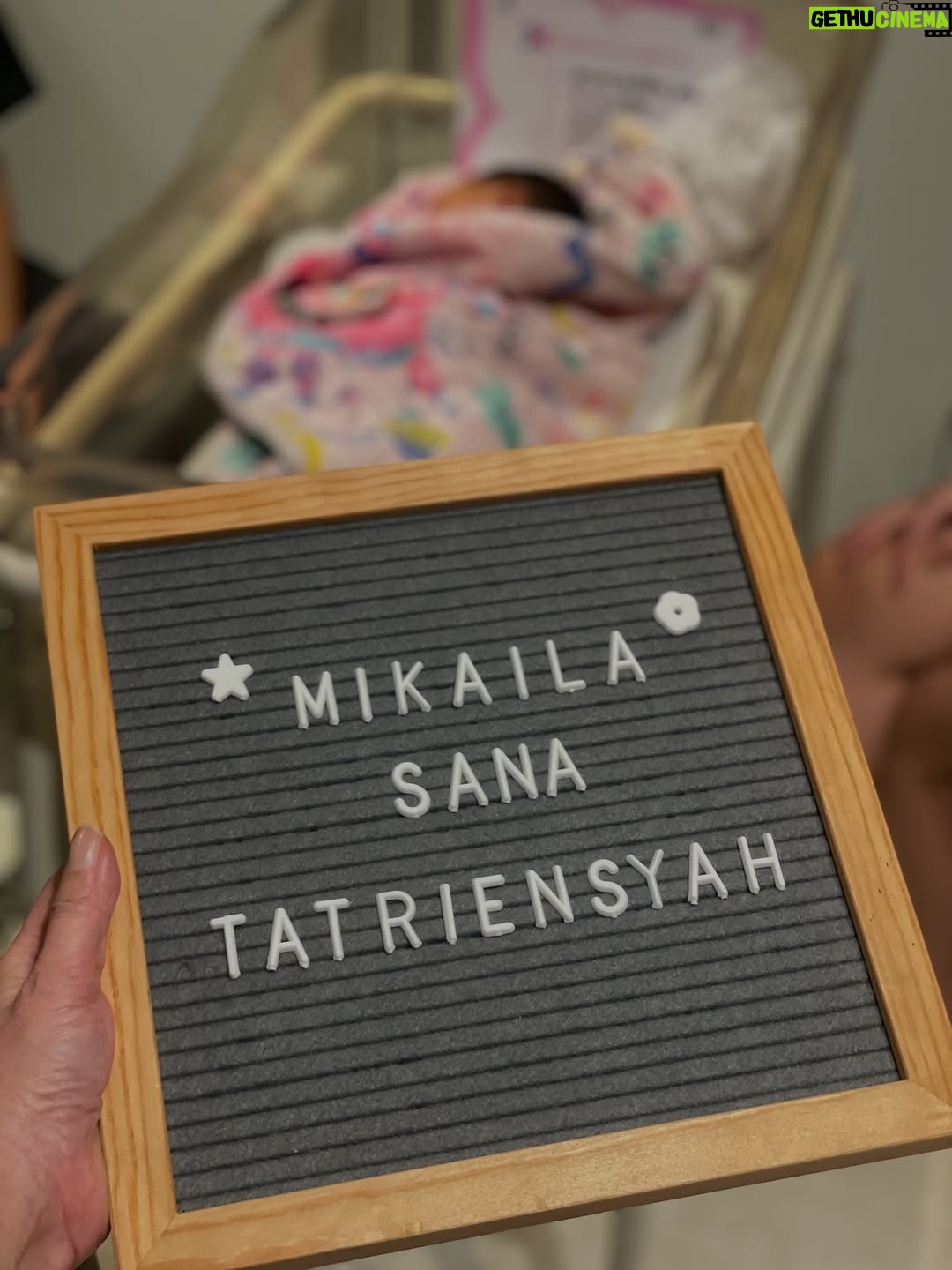 Ersa Mayori - 57.4K Likes - Officially jadi Oma! 🩷

Alhamdulillah, Jumat lalu keponakanku melahirkan putri pertamanya. Baby Sana, si cantik yang jadi cicit pertama di keluarga The Yatims 👶🏻🎀

Selamat ya @alvieta @msevtiandy sayang, kalian bikin aku jadi oma-oma haha. Semoga Sana jadi anak sholehah, sehat, dan cerdas.

Enaknya Oma Echa dipanggil apa, nih? Ocha atau Macha? Pilihin dong! 🤩