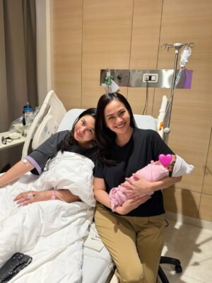 Ersa Mayori Instagram - Officially jadi Oma! 🩷
Alhamdulillah, Jumat lalu keponakanku melahirkan putri pertamanya. Baby Sana, si cantik yang jadi cicit pertama di keluarga The Yatims 👶🏻🎀
Selamat ya @alvieta @msevtiandy sayang, kalian bikin aku jadi oma-oma haha. Semoga Sana jadi anak sholehah, sehat, dan cerdas.
Enaknya Oma Echa dipanggil apa, nih? Ocha atau Macha? Pilihin dong! 🤩