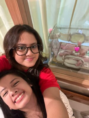 Ersa Mayori Instagram - Officially jadi Oma! 🩷
Alhamdulillah, Jumat lalu keponakanku melahirkan putri pertamanya. Baby Sana, si cantik yang jadi cicit pertama di keluarga The Yatims 👶🏻🎀
Selamat ya @alvieta @msevtiandy sayang, kalian bikin aku jadi oma-oma haha. Semoga Sana jadi anak sholehah, sehat, dan cerdas.
Enaknya Oma Echa dipanggil apa, nih? Ocha atau Macha? Pilihin dong! 🤩