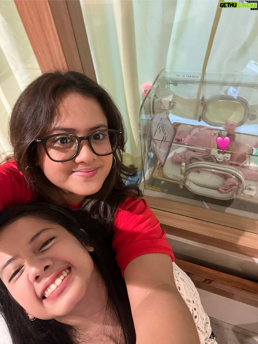 Ersa Mayori - 57.4K Likes - Officially jadi Oma! 🩷

Alhamdulillah, Jumat lalu keponakanku melahirkan putri pertamanya. Baby Sana, si cantik yang jadi cicit pertama di keluarga The Yatims 👶🏻🎀

Selamat ya @alvieta @msevtiandy sayang, kalian bikin aku jadi oma-oma haha. Semoga Sana jadi anak sholehah, sehat, dan cerdas.

Enaknya Oma Echa dipanggil apa, nih? Ocha atau Macha? Pilihin dong! 🤩