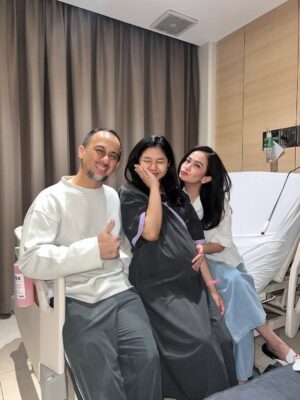 Ersa Mayori Instagram - Officially jadi Oma! 🩷
Alhamdulillah, Jumat lalu keponakanku melahirkan putri pertamanya. Baby Sana, si cantik yang jadi cicit pertama di keluarga The Yatims 👶🏻🎀
Selamat ya @alvieta @msevtiandy sayang, kalian bikin aku jadi oma-oma haha. Semoga Sana jadi anak sholehah, sehat, dan cerdas.
Enaknya Oma Echa dipanggil apa, nih? Ocha atau Macha? Pilihin dong! 🤩