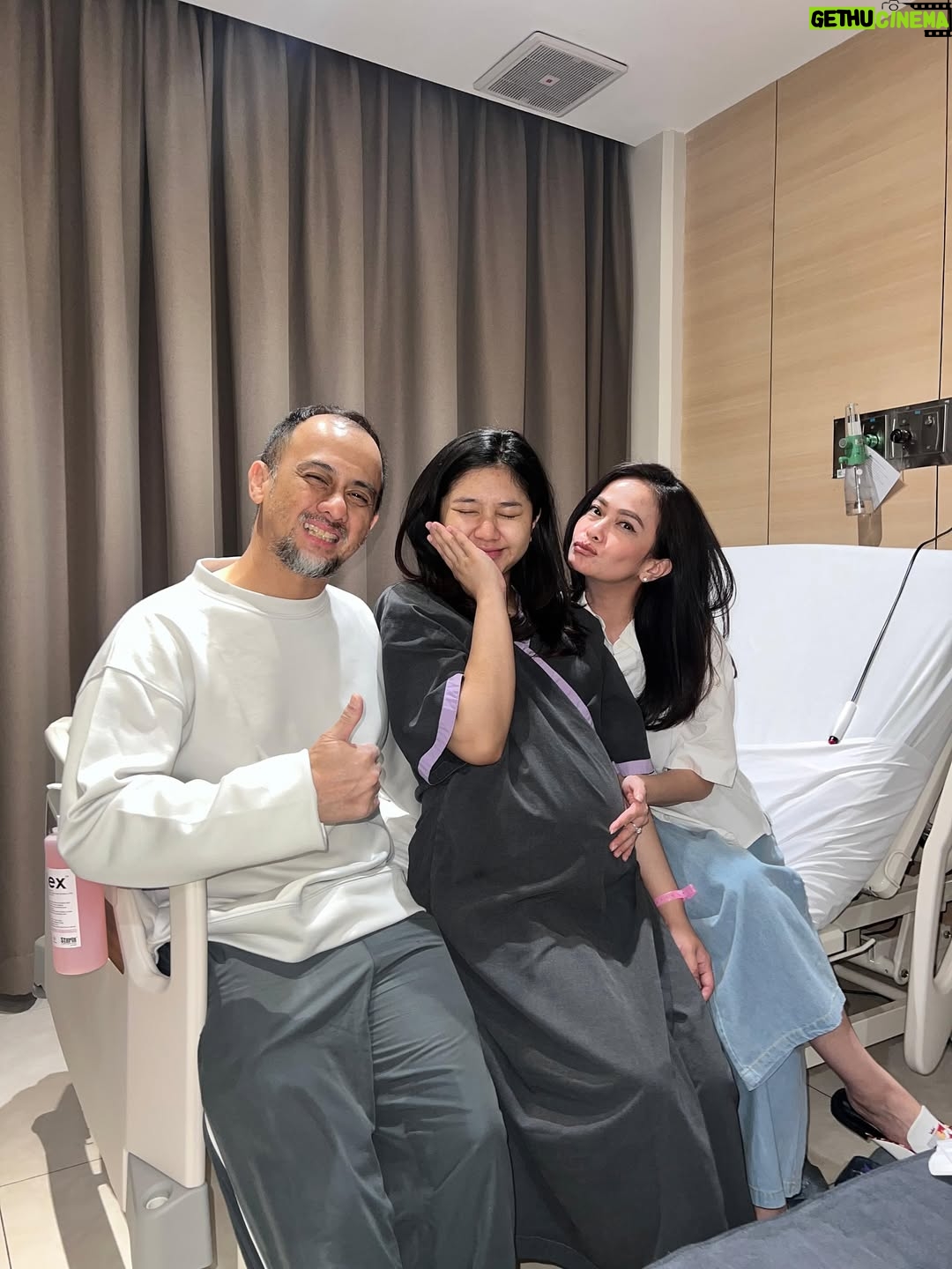 Ersa Mayori - 57.4K Likes - Officially jadi Oma! 🩷

Alhamdulillah, Jumat lalu keponakanku melahirkan putri pertamanya. Baby Sana, si cantik yang jadi cicit pertama di keluarga The Yatims 👶🏻🎀

Selamat ya @alvieta @msevtiandy sayang, kalian bikin aku jadi oma-oma haha. Semoga Sana jadi anak sholehah, sehat, dan cerdas.

Enaknya Oma Echa dipanggil apa, nih? Ocha atau Macha? Pilihin dong! 🤩