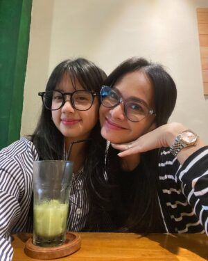 Ersa Mayori Instagram - Happy Sweet Seventeen @talullahmalaika sayangku! 🎉🎀🎁
Your journey into adulthood begins here. Keep being the confident girl with a positive mindset, the humble soul with a kind heart, and the cheerful, happy-go-lucky Ulla we all love.
Doa terbaik Mama buat Ulla, selalu.
Love you! 😘🫶🏻❤️
