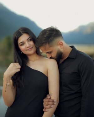 Esha Jhanji Instagram - The safest place in the world is right here — in your arms 🙈🖤
.
#esharonmein
