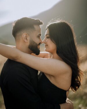 Esha Jhanji Instagram - The safest place in the world is right here — in your arms 🙈🖤
.
#esharonmein