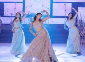 Eshani Pat Instagram - Another reception performance snippet 💃🏽 Full videos from my sister’s wedding have been dropping on my YouTube channel (so go subscribe at YouTube.com/@ eshhpatel) 

Also wedding tutorials dropping this month on Patreon.com/eshhpat 🩵

🧠: @eshhpat 
💃🏽: @shiv.dances @eshhpat @meghnac3 
👰🏽‍♀️🤵🏽: @prayuhhh @champagneparthy_