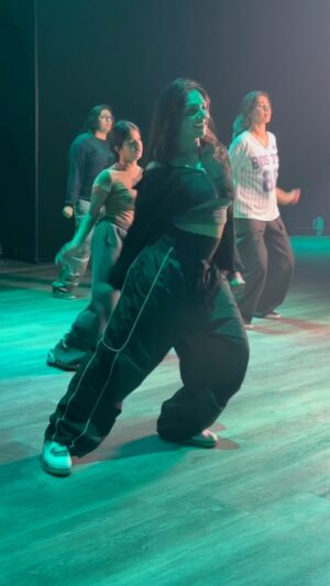 Eshani Pat Instagram - BTS of last night’s workshop 💚

🧠/💃🏽: @eshhpat
📍: @rrbdancecompany