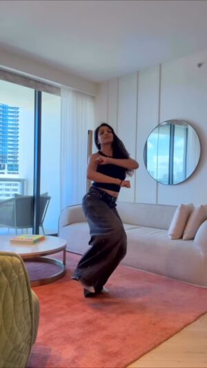 Eshani Pat Instagram - Had to dance to @arijitsingh ‘s verse too 😍 @teddysphotos